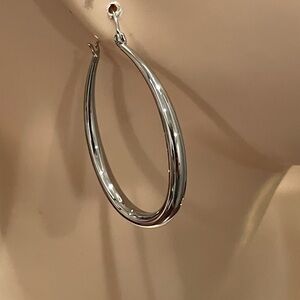 Chic Silver Teardrop Earrings   NWOT